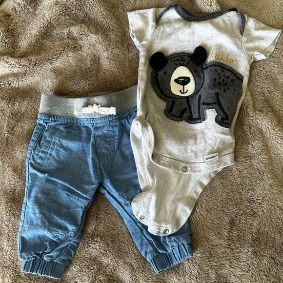 Lot of 4 items. 3 shirts and one pair of pants in great condition. - Picture 3 of 4